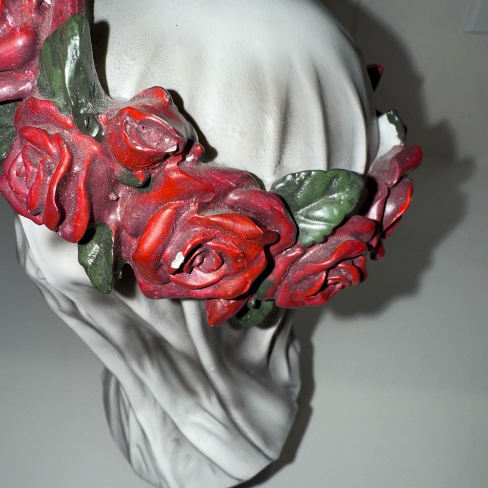 Skull Sculpture with Red Roses - Picture 4 of 8